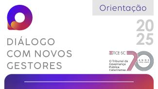 Banner horizontal com fundo branco e borda inferior colorida em degradê nas cores azul, roxa e rosa. À esquerda, logo do Diálogo com Novos Gestores, composto por um balão de chat circular nas cores azul, roxa, rosa e laranja, em degradê, e pela inscrição. À direita, o texto "Orientação. 2025" e o logo do TCE/SC comemorativo aos 70 anos. 