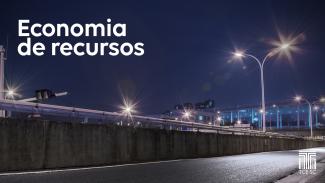 Banner horizontal com foto de uma via com postes de luz, durante a noite. Sobre a foto, no canto superior esquerdo, o título “Economia de recursos”, em fonte branca. No canto inferior direito, logo do TCE/SC.