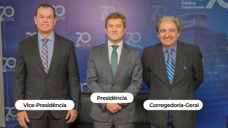 Banner horizontal com foto dos integrantes da nova diretoria. Estão, lado a lado, os conselheiros José Nei Ascari, Adircélio de Moraes Ferreira Júnior e Aderson Flores. Os três estão em pé, vestem terno e gravata e sorriem para a foto.