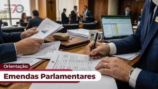 Banner horizontal com foto de uma reunião em ambiente institucional, onde pessoas vestidas com trajes sociais analisam e assinam documentos sobre uma mesa de madeira. Em primeiro plano, uma pessoa segura um relatório com gráfico, enquanto outra preenche um formulário com uma caneta. Na parte inferior, há uma faixa com o texto “Orientação: Emendas Parlamentares” em destaque. 