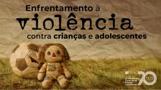 Banner horizontal com foto, em tom amarelado, de uma bola de futebol furada e um urso de pelúcia antigo, posicionados em um gramado. Sobre a foto, ao centro, o texto “Enfrentamento à violência contra crianças e adolescentes”. No canto inferior direito, selo comemorativo aos 70 anos do TCE/SC.
