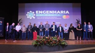 Foto de diversas autoridades, entre elas, o presidente do TCE/SC, conselheiro Herneus De Nadal,  palco onde ocorre o evento Engenharia em Pauta.