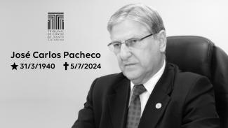 Banner horizontal, em preto e branco, com a foto do conselheiro José Carlos Pacheco. Sobre a imagem, na lateral esquerda superior, a logo do TCE/SC, seguida de informações do nome — José Carlos Pacheco —, da data de nascimento — 31/3/1940 — e da data de falecimento — 5/7/2024. 