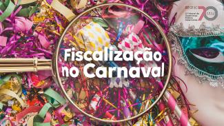 Banner horizontal com fundo colorido e vibrante, repleto de confetes, serpentinas e elementos típicos do Carnaval. No centro da imagem, uma lupa amplia a área onde está escrito o texto “Fiscalização no Carnaval”, em fonte branca. À direita, aparece uma máscara carnavalesca em tons de verde e prata. No canto superior direito, logo do TCE/SC.