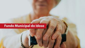 Banner horizontal com foto de pessoa idosa apoiando as mãos sobre o cabo de uma bengala, com o rosto desfocado ao fundo e iluminação suave. Sobre a imagem, há uma faixa vermelha com o texto “Fundo Municipal do Idoso”.