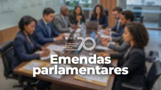 Imagem mostra oito pessoas sentadas ao redor de uma mesa, quatro homens e quatro mulheres. Eles aparecem fora de foco. Ao centro, em branco, está escrito Emendas Parlamentares