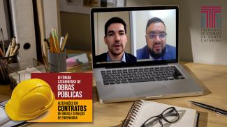 Banner horizontal com foto de um notebook disposto sobre uma mesa, entre outros objetos. Na tela, print dos auditores fiscais de controle externo Gabriel de Carvalho e Marcos Bastos durante o encontro. No canto inferior esquerdo, logo do terceiro Fórum Catarinense de Obras Públicas — Alterações em contratos de obras e serviços de engenharia, composto pelo título, em retângulos amarelo e vermelho, e pelo desenho de um capacete de obras. 