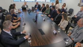 Banner horizontal com foto de reunião da mesa de consensualismo. Há várias pessoas sentadas diante de uma mesa enquanto conversam. Na ponta, o conselheiro Luiz Roberto Herbst. Também presentes o coordenador da mesa, Neimar Paludo, e integrantes do TCE/SC, do IMA, da PMF, da Casan e outras instituições. 