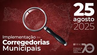 Banner horizontal com fundo em tons de bordô. Ao centro, desenho do mapa de Santa Catarina em linhas brancas, sobre o qual há uma lupa, ao lado do texto “Implementação das Corregedorias Municipais”. À direita, a data, 25 de agosto de 2025, e o selo comemorativo aos 70 anos do TCE/SC.   