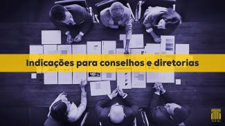 Imagem mostra seis pessoas em uma mesa de reuniões, com uma visão aérea. Sobre a mesa, há uma séria de folhas de papel. A imagem tem a aplicação de um filtro que a deixa acinzentada. No centro, em letras pretas sobre uma tarja amarela, há a inscrição “Indicações para conselhos e diretorias”. No canto superior direito, em amarelo, está o logo do TCE/SC