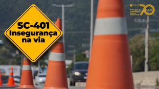 Imagem mostra cones de sinalização alaranjados e brancos em primeiro plano. À esquerda, em um losângulo amarelo, está escrito SC-401 Insegurança na Pista, em letras pretas. No alto, à direita, há o logo dos 70 anos do TCE/SC em amarelo