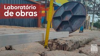 Imagem mostra um calçamento desnivelado e com armação de ferro aparente. Há uma régua que comprova o desnível. À esquerda, no alto, em letras brancas sobre fundo vermelho há a inscrição “Laboratório de Obras”. No canto inferior direito aparece o logo do TCE/SC em branco. Ao fundo há uma tampa de bueiro aberta