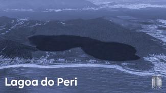 Imagem, em tons acinzentados, mostra uma vista aérea da Lagoa do Peri. No canto inferior esquerdo está escrito Lagoa do Peri em letras brancas. No canto inferior direito, também em branco, está a logo do TCE/SC. 