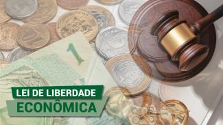 Banner horizontal com a imagem, ao fundo, de moedas e de cédula de dinheiro. Sobre o fundo, o texto “Lei de Liberdade Econômica”, no canto inferior esquerdo e em fonte branca e verde, e a imagem do martelo da justiça, no canto superior direito. 