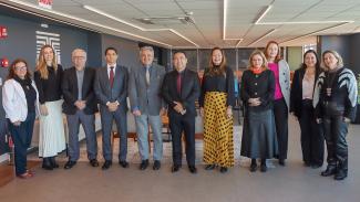 Banner horizontal com foto dos participantes da visita da Comissão de Garantia da Qualidade ao TCE/SC. Há onze pessoas, em pé, uma ao lado da outra. Entre os presentes, os conselheiros Aderson Flores, do TCE/SC, e o conselheiro Jailson Viana de Almeida, do TCE/RO. 