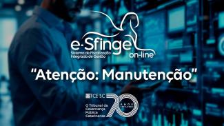 Banner horizontal em tons de azul com fundo desfocado mostrando uma pessoa diante de monitores e painéis digitais. Na parte superior, aparece a marca “e-Sfinge on-line”, acompanhada da descrição “Sistema de Fiscalização Integrada de Gestão” e de um elemento gráfico estilizado. Ao centro, em destaque, está a mensagem “Atenção: Manutenção”. Na parte inferior, logo do TCE/SC