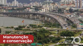 Imagem mostra duas pontes em perspectiva, saindo da direita para a esquerda da foto. À esquerda, na parte inferior, está escrito Manutenção e conservação em letras brancas sobre fundo vermelho. À direita, há o logo do TCE/SC com destaque para os 70 anos da instituição.