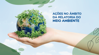 Banner horizontal com fundo que remete para um céu com nuvens. Sobre a imagem, uma mão segurando um globo terrestre coberto por folhas”, no lado esquerdo, e o texto “Ações no âmbito da relatoria do Meio Ambiente”, no lado direito e com fonte em azul.  