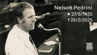 Imagem em preto e branco mostra um homem à esquerda, falando ao microfone. À direita, no alto, há a data de nascimento (27/5/1935) e a de falecimento (25/2/2025)