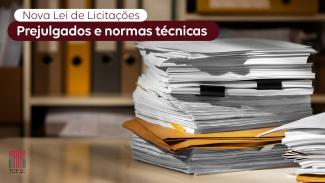 Imagem mostra uma pilha de folhas brancas e envelopes amarelos sobre uma mesa, mais à direita. À esquerda, no alto, em letra bordo sobre fundo branco, há a expressão "Nova Lei de Licitações". Logo abaixo, em letras brancas sobre fundo bordo, a expressão "Prejulgados e normas técnicas”. 
