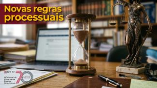 Banner horizontal com foto de itens jurídicos dispostos sobre uma mesa de madeira, como uma ampulheta e estátua da deusa da justiça. Ao fundo, em desfoque, uma estante com livros. Sobre a foto, o texto “Novas regras processuais” e logo do TCE/SC.