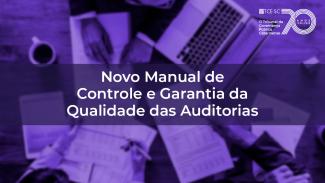 Banner horizontal com foto, desfocada e com filtro roxo, de papéis sobre uma mesa. Sobre a foto, em tarja roxa, o texto “Novo Manual de Controle e Garantia da Qualidade das Auditorias”, em fonte branca. No canto superior direito, selo comemorativo aos 70 anos do TCE/SC.