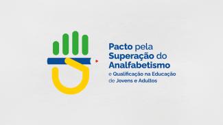 Imagem em fundo branco. À esquerda, em forma de desenho, há traços que formam uma mão em verde e amarelo, segurando um lápis azul de ponta vermelha. Ao lado, mais à direita, escrito em azul, a expressão "Pacto pela Superação do Analfabetismo e Qualificação na Educação de Jovens e Adultos"