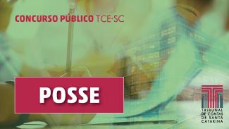 Banner em tons de verde, com a imagem da sede do TCE/SC (lado direito) e do braço de uma pessoa com um lápis na mão (lado esquerdo). No alto, há o texto concurso público TCE/SC em fonte bordô e, no centro, está escrito posse, em fonte branca, sobre um fundo bordô. No canto inferior direito, há o logotipo do TCE/SC, nas cores cinza, bordô e preto. 