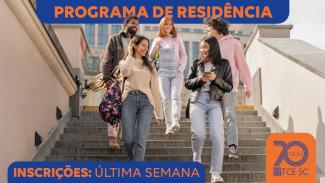 Banner horizontal com foto de cinco jovens descendo uma escada e conversando. Todos sorriem. Ao fundo, parte de um prédio compõe a paisagem. Sobre a imagem, o texto "Programa de Residência", no topo e centralizado, e na lateral esquerda inferior, "Inscrições: última semana”, em retângulos na cor azul e fonte na cor laranja. Na lateral direita inferior, o logo comemorativo aos 70 anos do TCE/SC. 