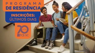 Banner horizontal com foto de três jovens sentados em uma escada e conversando. Todos sorriem. Sobre a imagem, o texto "Programa de Residência - Inscrições: últimos dias" e o logo comemorativo aos 70 anos do TCE/SC, na lateral esquerda superior, nas cores azul e laranja. 
