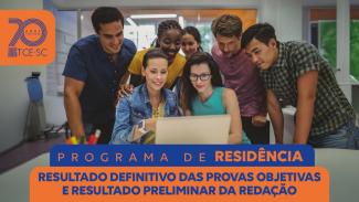 Banner horizontal com foto de sete pessoas sorridentes, que estão olhando a tele de um computador. Sobre a foto, na borda superior esquerda, a logo do TCE/SC dentro de retângulo laranja. Na parte inferior, em tarja azul, o texto “Programa de Residência” e, em tarja laranja, o texto “Resultado definitivo das provas objetivas e resultado preliminar da redação”. 