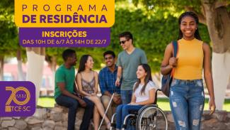 Banner horizontal com foto de seis jovens, entre pretos e pardos, brancos e pessoas com deficiência, em uma praça. Todos sorriem. Sobre a imagem, na lateral esquerda superior, os textos "Programa de Residência" e "Inscrições - das 10h de 6/7 às 14h de 22/7, em retângulos na cor laranja e roxa. Na lateral esquerda inferior, o logo comemorativo aos 70 anos do TCE/SC. 