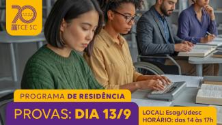 Banner horizontal com foto de quatro jovens em um ambiente semelhante a uma sala de estudos ou avaliação, composto por mesas e cadeiras. Sobre a foto, em tarjas roxa e amarela, o texto “Programa de Residência. Provas: dia 13/9. Local: Esag/Udesc. Horário: das 14 às 17h”. 