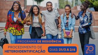 Banner horizontal com foto de cinco jovens negros, caminhando um ao lado do outro, sorrindo. Sobre a foto, na borda inferior, em tarja azul, o título “Programa de Residência”. Abaixo em tarjas laranja e azul, o texto “Procedimento de heteroidentificação. Dias: 31/3 a 2/4”. À direita, logo do TCE/SC dentro de retângulo azul. 
