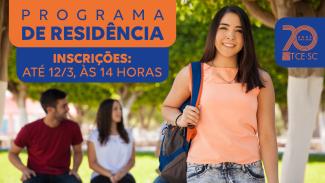 Banner horizontal com foto de uma jovem em pé, carregando uma mochila nas costas e sorrindo. Atrás dela, há outros dois jovens sentados em um banco. Ao fundo, há um gramado e árvores. Sobre a imagem, na lateral esquerda superior, em retângulos laranja e azul, o texto "Programa de Residência. Inscrições: até 12/3, às 14 horas" e, na lateral direita, o logo comemorativo aos 70 anos do TCE/SC. 