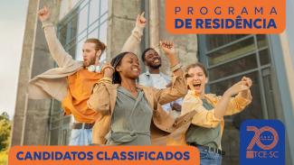 Banner horizontal com foto de quatro pessoas sorridentes, que estão em pé, em frente a um prédio. Sobre a foto, na borda superior direita, em tarja laranja, o texto “Programa de Residência”. Na borda inferior esquerda, em tarja laranja, o texto “Candidatos classificados”. E, à direita, logo do TCE/SC dentro de retângulo azul. 