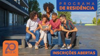 Banner horizontal com foto de cinco jovens sentados em um banco, olhando a tela de um tablet. Todos sorriem. Ao fundo, parte de um prédio compõe a paisagem. Sobre a imagem, na lateral direita superior, o texto "Programa de Residência" e, na lateral direita inferior, "Inscrições abertas”, em retângulos na cor azul e fonte na cor laranja. Na lateral esquerda inferior, o logo comemorativo aos 70 anos do TCE/SC. 