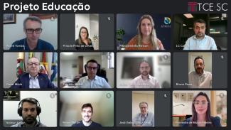 Imagem da tela de um computador, de uma plataforma de reunião on-line, onde aparecem 12 quadrados com imagens dos participantes da reunião, dentre os quais o vice-presidente da Atricon, Cesar Miola, e os servidores do TCE/SC Luiz Claudio Viana e Rafael Tachini de Melo. Na parte superior esquerda há o texto “Projeto Educação” e no direito, a logo do TCE/SC. 
