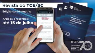 Banner horizontal com fundo em tons de azul-escuro. Na parte superior, à esquerda, os textos “Revista do TCE/SC. Edição comemorativa. Artigos e resenhas: até 15 de julho”. No centro para a direita, a imagem de duas mãos que seguram um celular — na tela, aparece parte do conteúdo do espaço da publicação, no Portal, e, ao lado a capa da edição comemorativa, na cor azul-escuro. Na parte inferior, à direita, o selo comemorativo de aniversário do TCE/SC. 