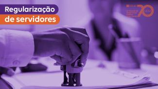 Imagem, em tons lilás, mostra uma mão carimbando um documento. No alto, à esquerda, está escrito Regularização de servidores sobre tarjas roxa e alaranjada. No alto,à direita, em alaranjado, está a logomarca de 70 anos do Tribunal de Contas