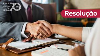 Banner com imagem central de um aperto de mãos entre duas pessoas em ambiente de escritório; à esquerda, pessoa vestindo terno escuro e gravata, e à direita, pessoa com blusa clara. Sobre a mesa há uma agenda aberta. No canto superior esquerdo aparece o logo do TCE/SC. À direita, retângulo vermelho com a palavra “Resolução” em destaque. 
