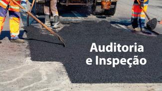 Banner com imagem de trabalhadores realizando pavimentação asfáltica em via urbana. Três operários, utilizando uniformes de alta visibilidade com faixas refletivas e botas, espalham massa asfáltica quente com pás e rastelos sobre a pista. Ao fundo, parte de uma máquina de pavimentação é visível. No lado direito da imagem, sobre a área escura do asfalto, aparece o texto “Auditoria e Inspeção” em letras brancas. 