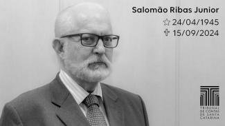 Foto em preto e branco do conselheiro Salomão Ribas Jr., com o texto no lado direito com o seu nome e as datas de nascimento e falecimento. No canto inferior direito a logo do TCE/SC