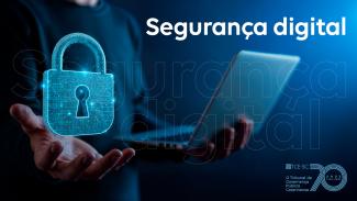 Banner horizontal com foto, em tons de azul-escuro, de uma pessoa segurando um notebook com uma das mãos e com a outra segurando um cadeado digital luminoso em 3D, com textura de circuitos. No canto superior direito, o texto “Segurança digital”, replicado em letras vazadas ao centro. No canto inferior direito, logo do TCE/SC. 