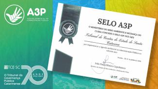 Banner horizontal com fundo dividido em três faixas coloridas: verde à esquerda, azul no centro e laranja à direita. Sobre o fundo, no canto superior esquerdo, o logo do Programa A3P; no canto inferior esquerdo, o logo comemorativo aos 70 anos do TCE/SC; e, à direita, o certificado do Selo A3P 2025.