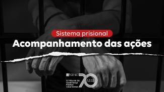 Banner horizontal com foto, em preto e branco, de uma pessoa que se apoia nas grades de uma cela. A foto está cortada, de modo que não é possível ver o rosto. Sobre a imagem, ao centro, o texto “Sistema prisional. Acompanhamento das ações”. Na borda inferior, selo comemorativo aos 70 anos do TCE/SC.  