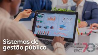 Imagem mostra laptop aberto sobre uma mesa e uma pessoa de costas observando os gráficos na tela. À direita está escrito, em letras brancas, Sistemas de Gestão Pública.