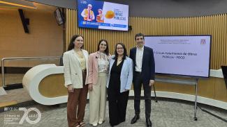 Banner horizontal com foto dos condutores do evento: o diretor Rogério Loch, a coordenadora Renata Ligocki Pedro e auditoras fiscais de Controle Externo Fernanda Mattos Deucher e Paula Antunes Dal Pont. Eles estão lado a lado, em sala do TCE/SC. Ao fundo, duas televisões exibem materiais do evento. No canto inferior esquerdo, selo comemorativo aos 70 anos do TCE/SC. 