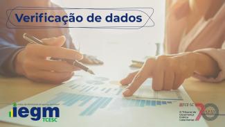 Imagem mostra uma folha com alguns gráficos sobre uma uma mesa. Há mãos apontando para detalhes nesses gráficos. Uma das mãos segura uma caneta. Na parte inferior estão as logomarcas do IEGM e do TCE