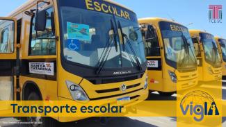 Imagem mostra quatro ônibus amarelos em perspectiva. No letreiro deles há a palavra “escolar”. Na parte inferior da imagem, há uma barra amarela com a inscrição “Transporte escolar” em azul. À direita, também sobre fundo degradê amarelo, há a logomarca do Vigia, com as letras “v”, “i” e “g” em caixa baixa e as letas “I” e “A” em caixa alta, para remeter à Inteligência Artificial